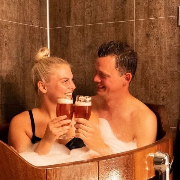 Happy couple enjoying a Beer Bath