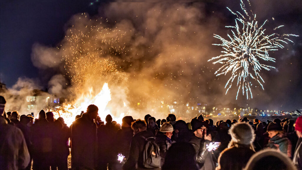 new year's eve fireworks, bonfire, ægissíða, reykjavik