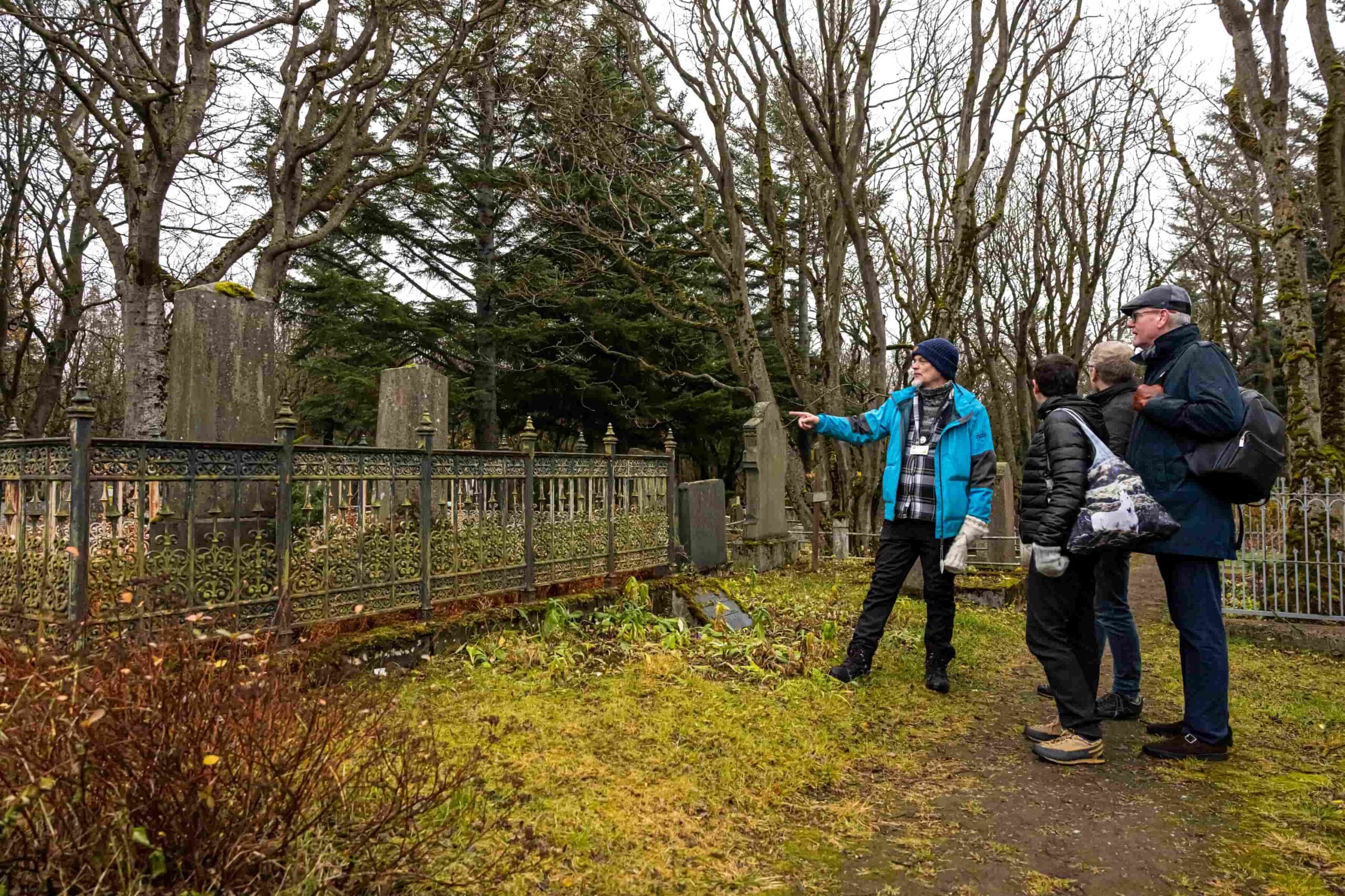A guide from Your Friend in Reykjavik is sharing the story behind the people buried in the grave on the picture.