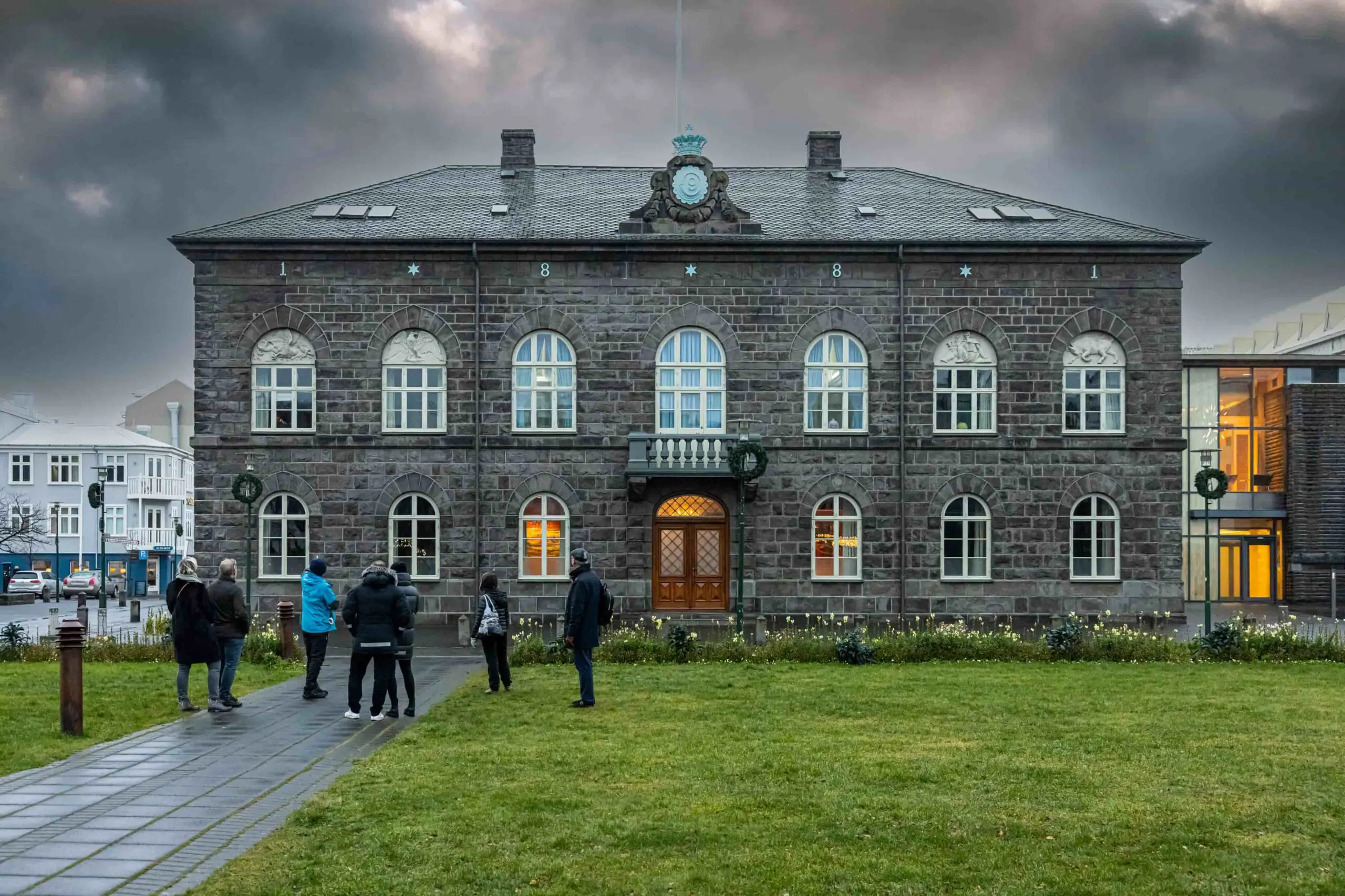 A group of guests in front of the Icelandic Parliament Building