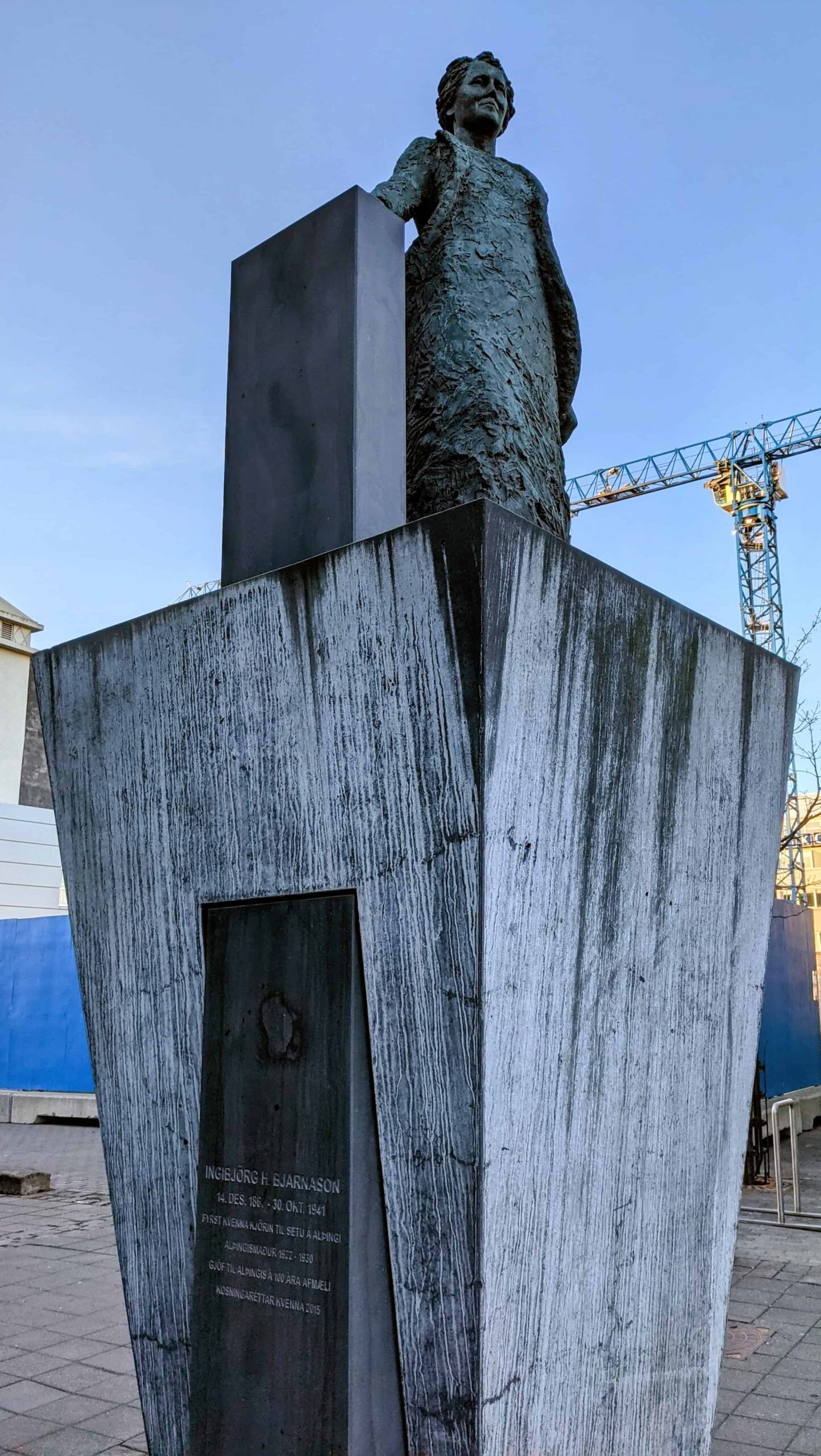A picture of a statue of Ingibjörg H. Bjarnason in Reykjavik